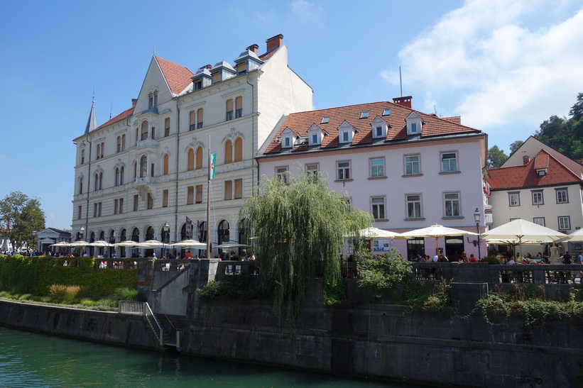 Floden Ljubljanica med den vackra omgivande arkitekturen i centrala Ljubljana.