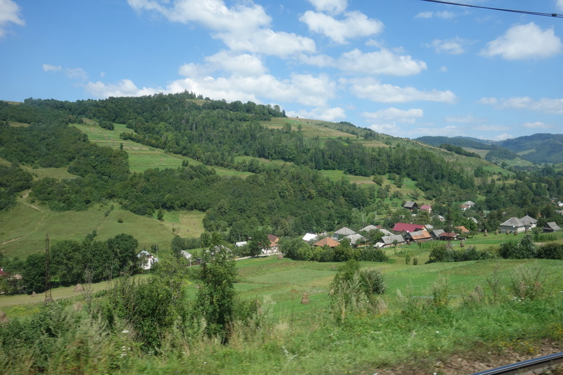 Det vackra landskapet i de ukrainska Karpaterna. Tågresan mellan Lviv och Uzhhorod.