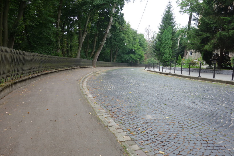 Väg som går i utkanten av Strysky park, Lviv.