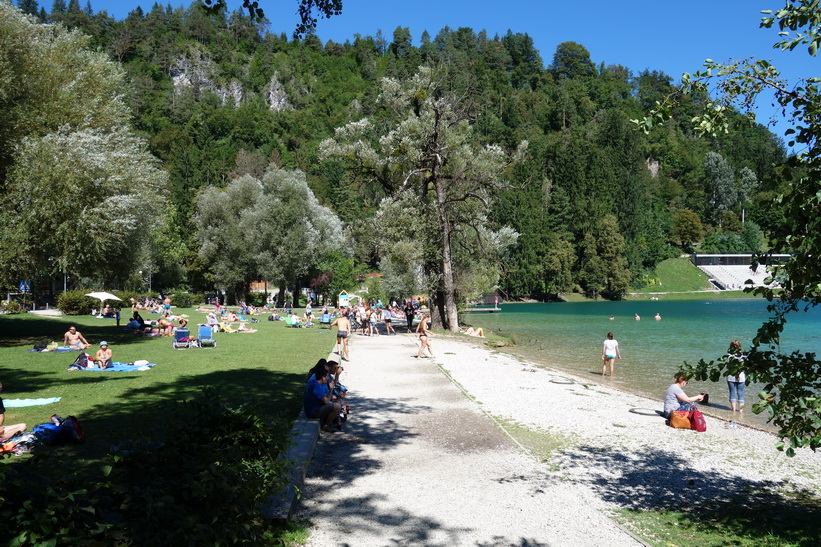 En av flera badstränder längs Lake Bled, Bled.