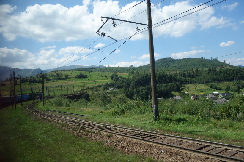 Det vackra landskapet i de ukrainska Karpaterna. Tågresan mellan Lviv och Uzhhorod.