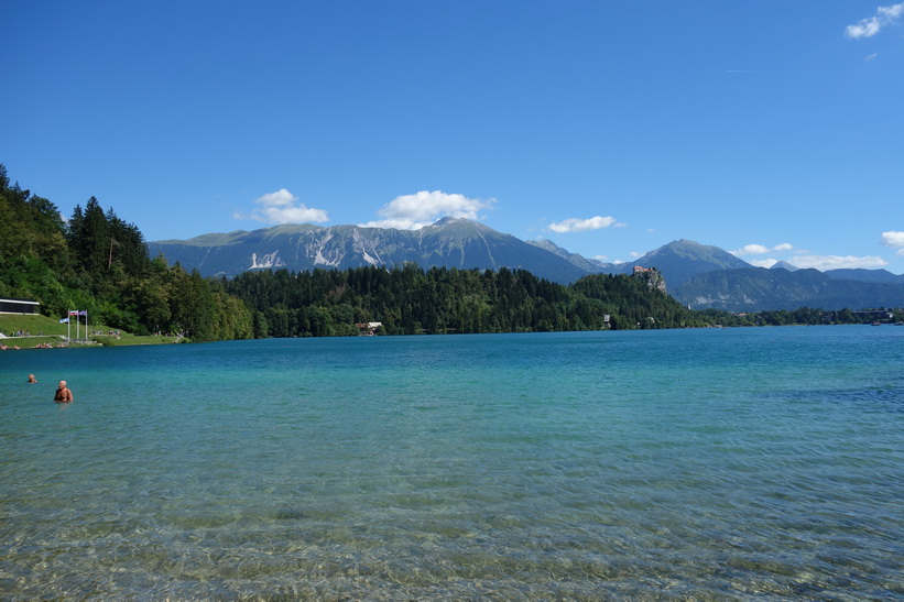 En av flera badstränder längs Lake Bled, Bled.