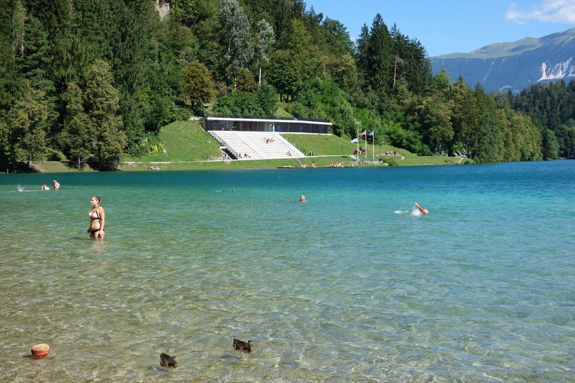 En av flera badstränder längs Lake Bled, Bled.