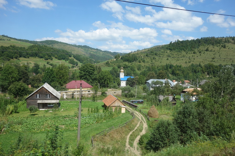 Det vackra landskapet i de ukrainska Karpaterna. Tågresan mellan Lviv och Uzhhorod.