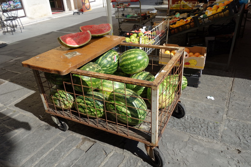 Marknaden på det lilla torget bakom stadshuset, gamla staden, Piran.