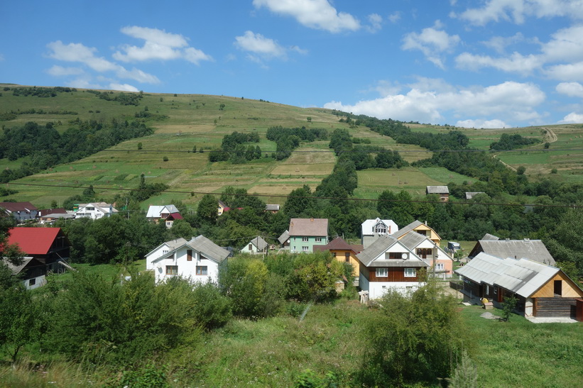 Det vackra landskapet i de ukrainska Karpaterna. Tågresan mellan Lviv och Uzhhorod.