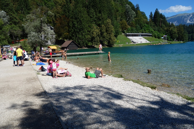 En av flera badstränder längs Lake Bled, Bled.