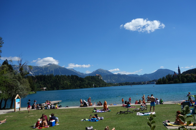 En av flera badstränder längs Lake Bled, Bled.