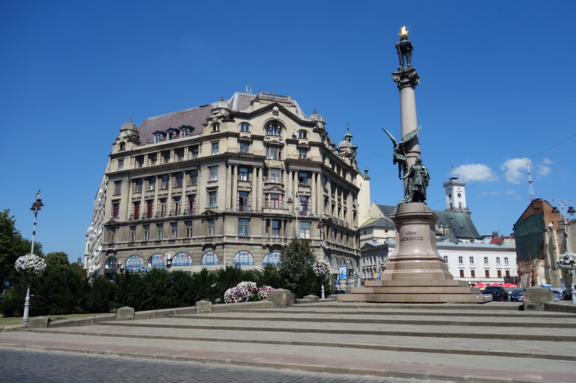 Adam Mickiewicz Monument, gamla staden i Lviv.