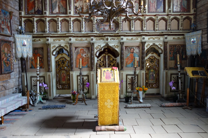 Inne i St Michael's wooden church, Museum of Folk Architecture, Uzhhorod. Efter att ha tagit denna bild insåg jag att det var strängt förbjudet att fotografera inne i kyrkan!