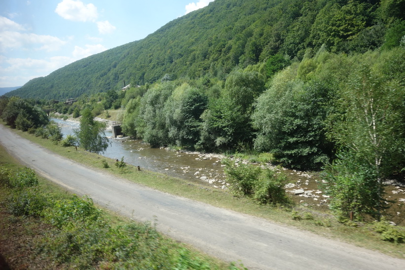 Det vackra landskapet i de ukrainska Karpaterna. Tågresan mellan Lviv och Uzhhorod.