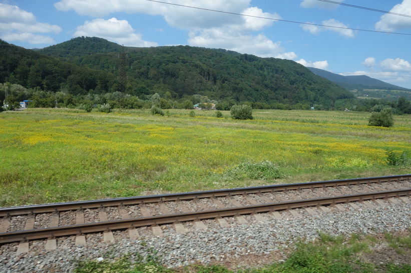 Det vackra landskapet i de ukrainska Karpaterna. Tågresan mellan Lviv och Uzhhorod.