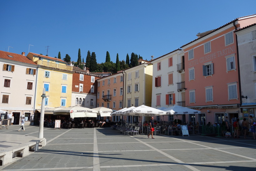 Den vackra venetiansk-gotiska arkitekturen på Tartini-torget, gamla staden, Piran.