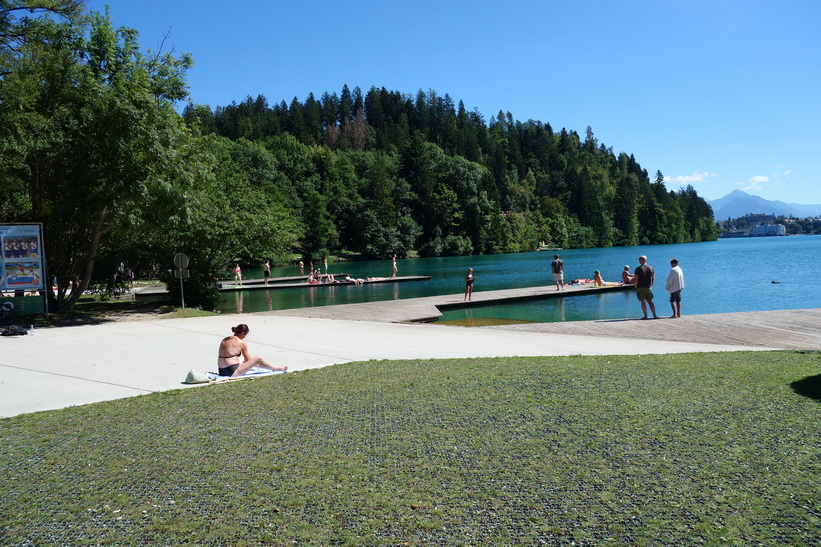 En av flera badplatser längs Lake Bled, Bled.