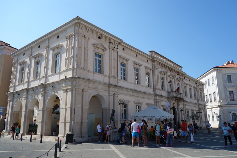 Den vackra venetiansk-gotiska arkitekturen på Tartini-torget, gamla staden, Piran.