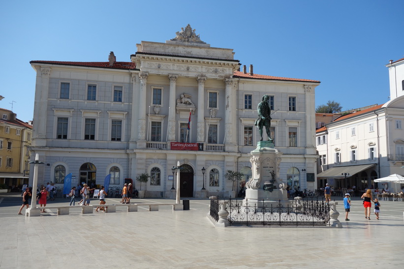 Den vackra venetiansk-gotiska arkitekturen på Tartini-torget, gamla staden, Piran.