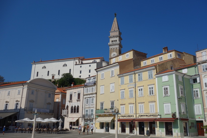 Den vackra venetiansk-gotiska arkitekturen på Tartini-torget, gamla staden, Piran.