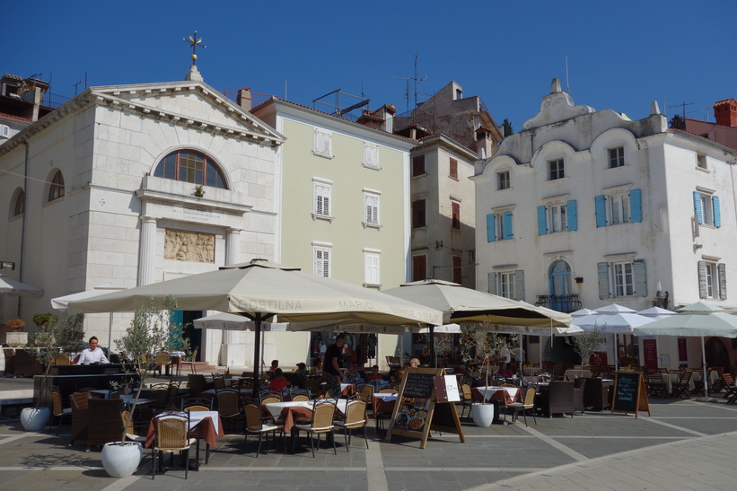 Den vackra venetiansk-gotiska arkitekturen på Tartini-torget, gamla staden, Piran.