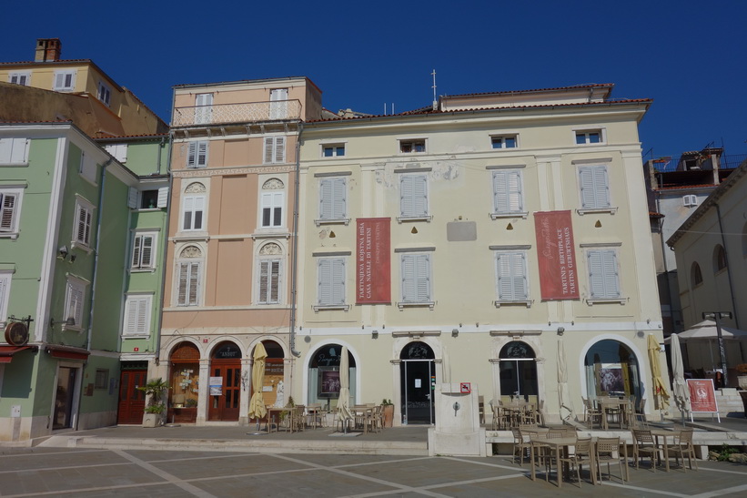 Den vackra venetiansk-gotiska arkitekturen på Tartini-torget, gamla staden, Piran.