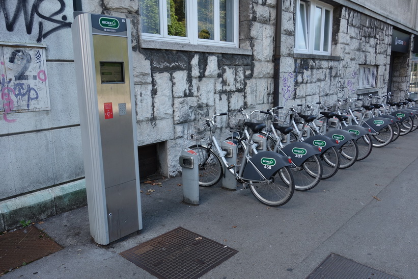 Cyklar för uthyrning på gatan utanför mitt hostel, Ljubljana.