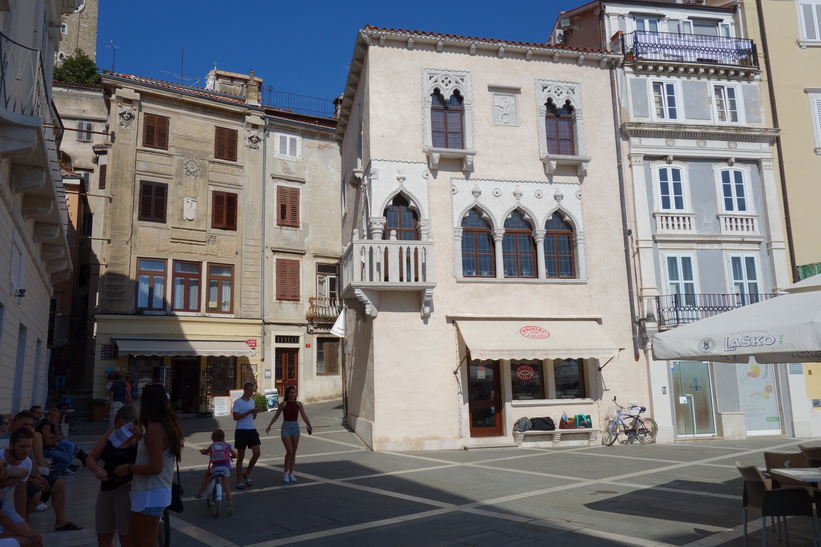 Den vackra venetiansk-gotiska arkitekturen på Tartini-torget, gamla staden, Piran.