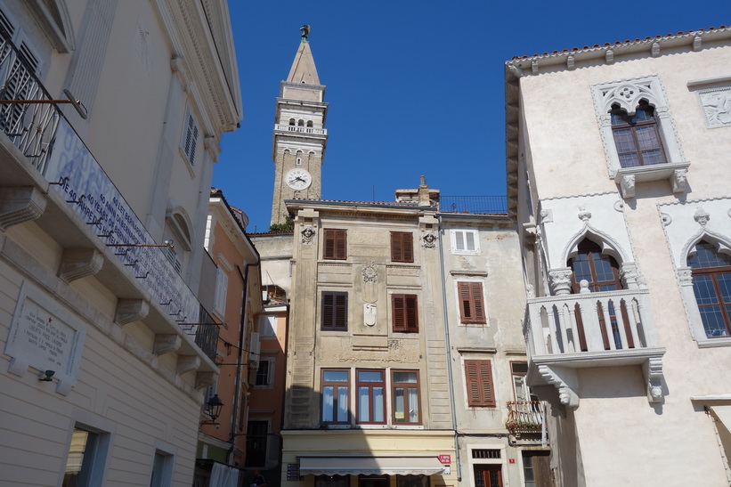 Den vackra venetiansk-gotiska arkitekturen på Tartini-torget, gamla staden, Piran.