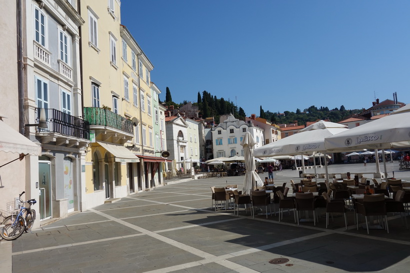 Den vackra venetiansk-gotiska arkitekturen på Tartini-torget, gamla staden, Piran.