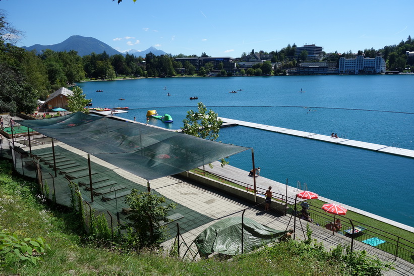 En av flera badplatser längs Lake Bled, Bled.