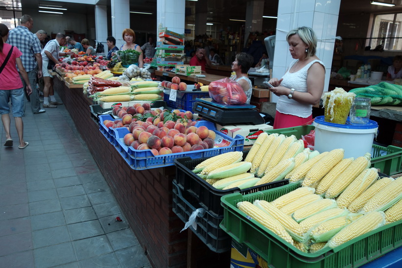 Försäljning av grönsaker, frukt och bär i centrala Uzhhorod.