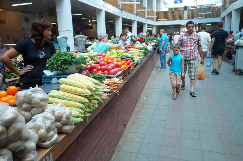 Försäljning av grönsaker, frukt och bär i centrala Uzhhorod.