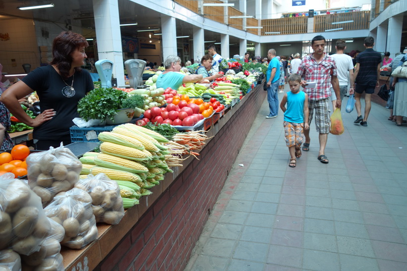 Försäljning av grönsaker, frukt och bär i centrala Uzhhorod.