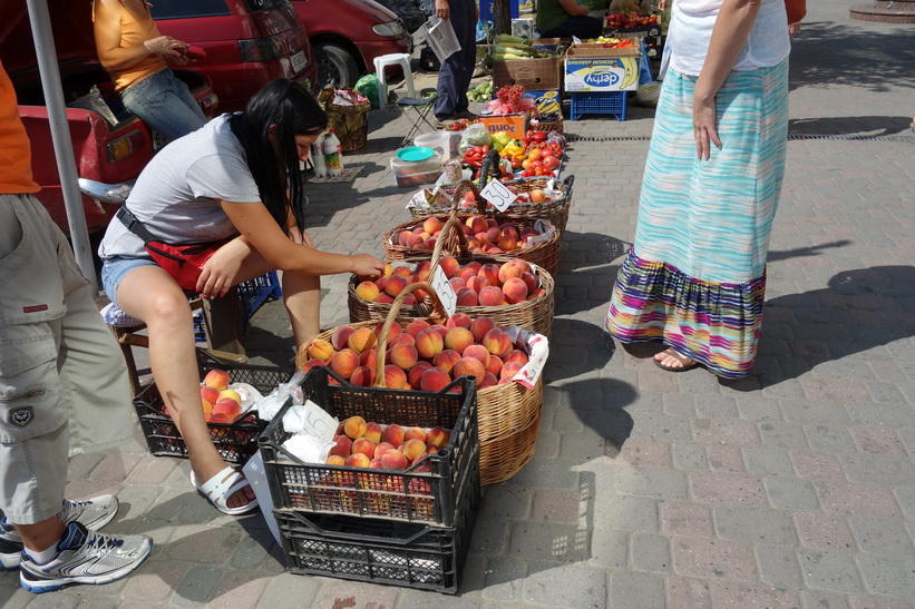 Försäljning av grönsaker, frukt och bär i centrala Uzhhorod.