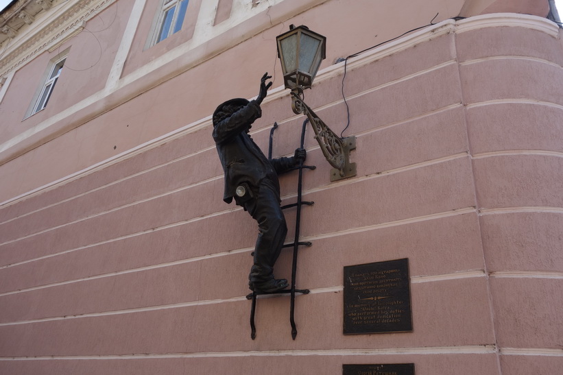 Lamplighter Statue, längs en gågata i centrala Uzhhorod.