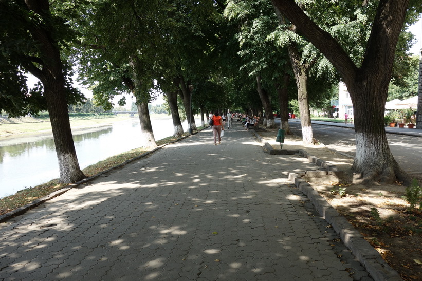 Promenad längs Uzh-floden, Uzhhorod.