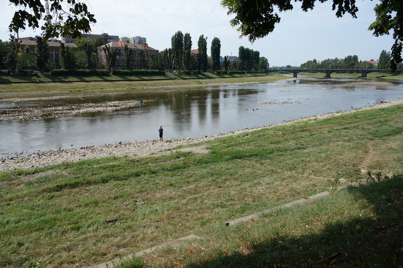 Promenad längs Uzh-floden, Uzhhorod.