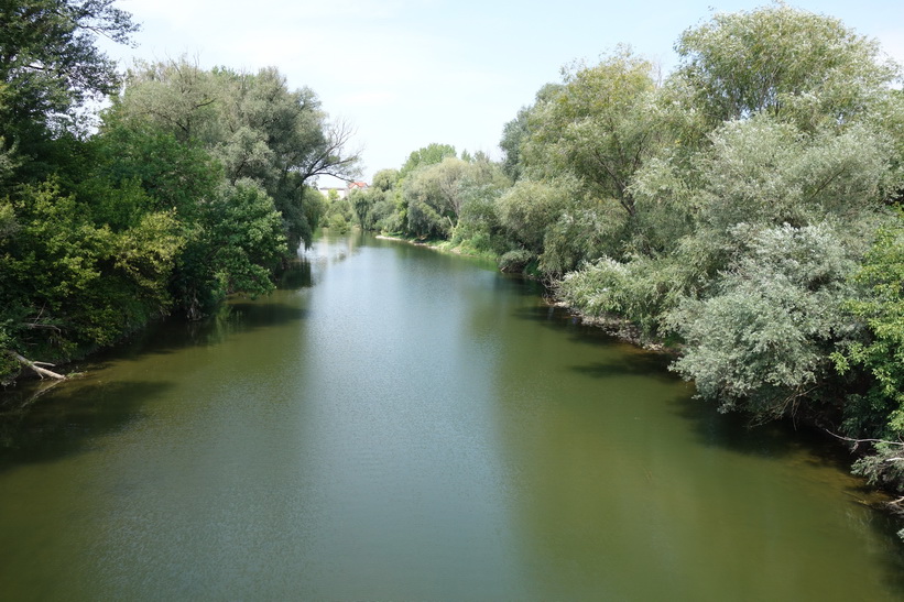 Promenad längs Uzh-floden, Uzhhorod.