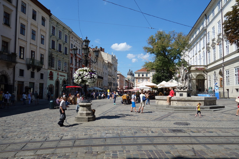Otroligt vackra Rynok square i centrala Lviv.