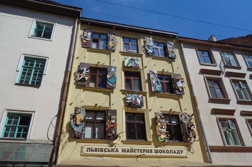 Vackert utsmyckad fasad, gamla staden i Lviv.