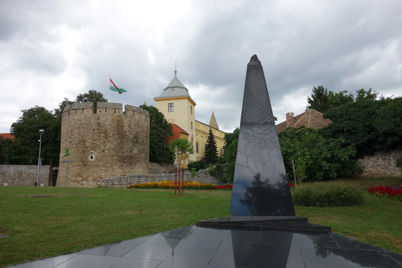 Monument med Barbican i bakgrunden, Pécs.