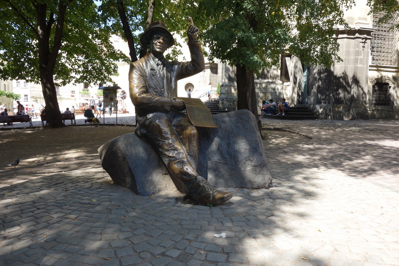 Monument of Nikifor Krynicki, gamla staden i Lviv.