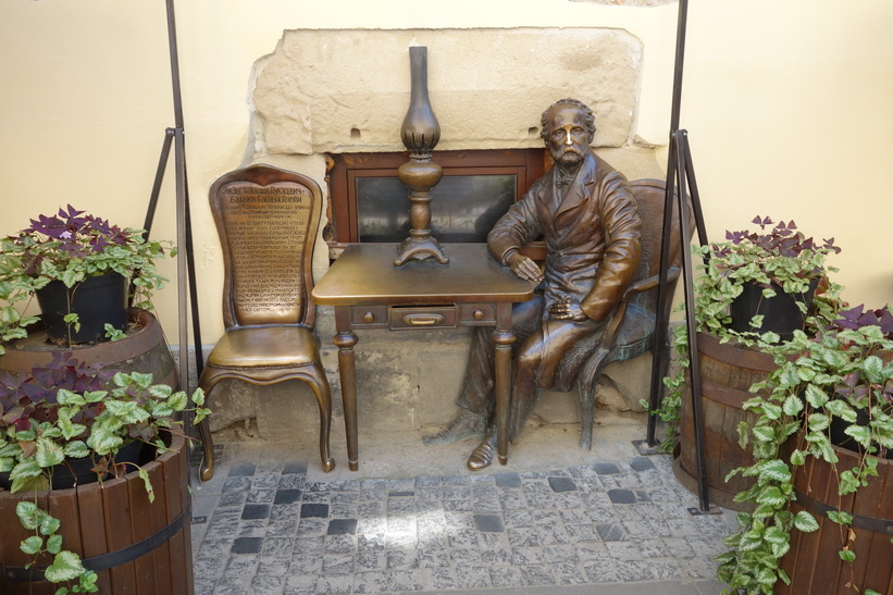 Monument to Inventors of Kerosene Lamp - Ignatius Lukasiewicz and Jan Zeg, gamla staden i Lviv.