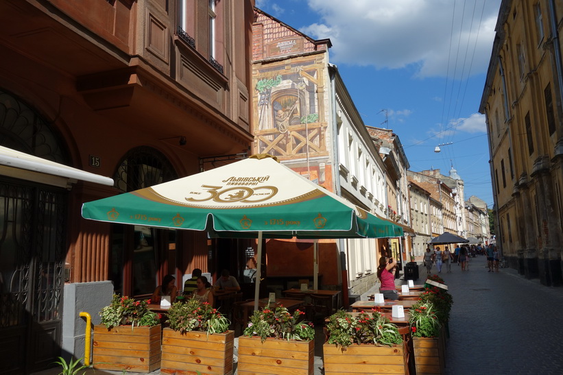 Vacker arkitektur i gamla staden i Lviv.