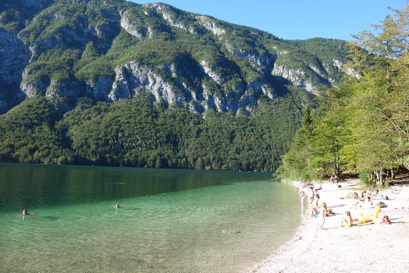 Badplats längs Lake Bohinj, fotograferad under min promenad från Ukanc tillbaka till Ribčev Laz.