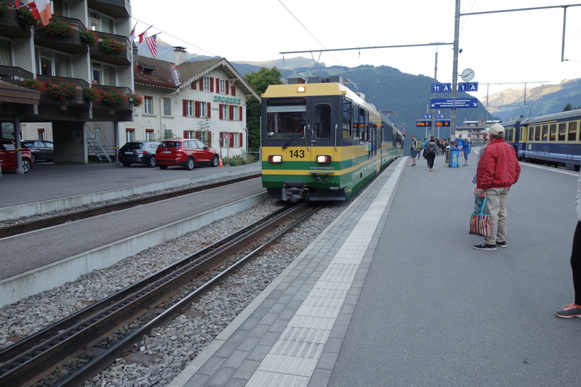 Tåget till Kleine Scheidegg rullar in på Grindelwald-stationen. Här är jag väldigt förväntansfull.