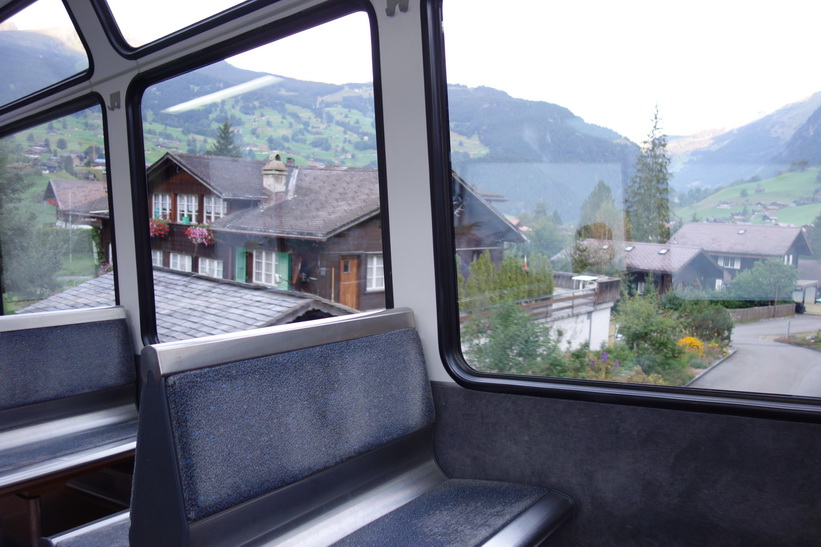 Tåget rullar först långsamt ner några höjdmeter från station Grindelwald ner till station Grund (944 m.ö.h.), också den i Grindelwald.