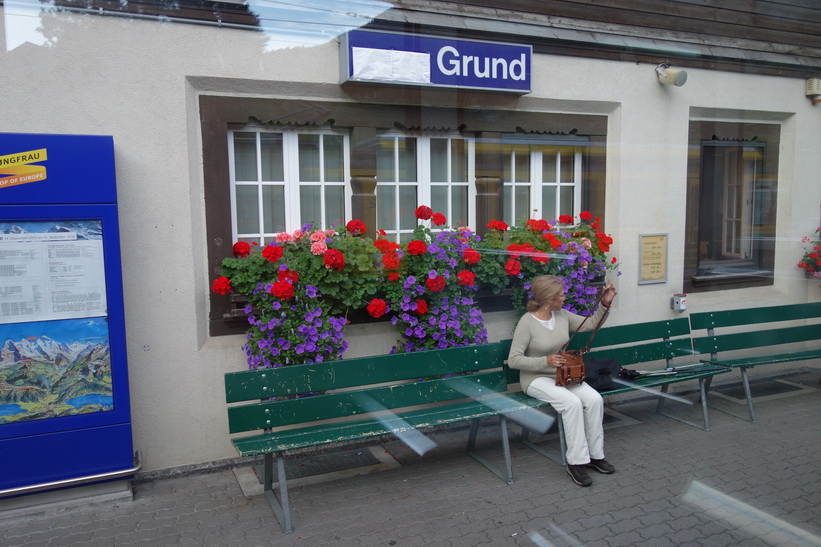 Framme vid station Grund (944 m.ö.h.) drygt två kilometer från station Grindelwald.