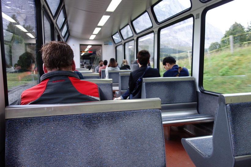 Tåget har precis lämnat station Grund, Grindelwald.