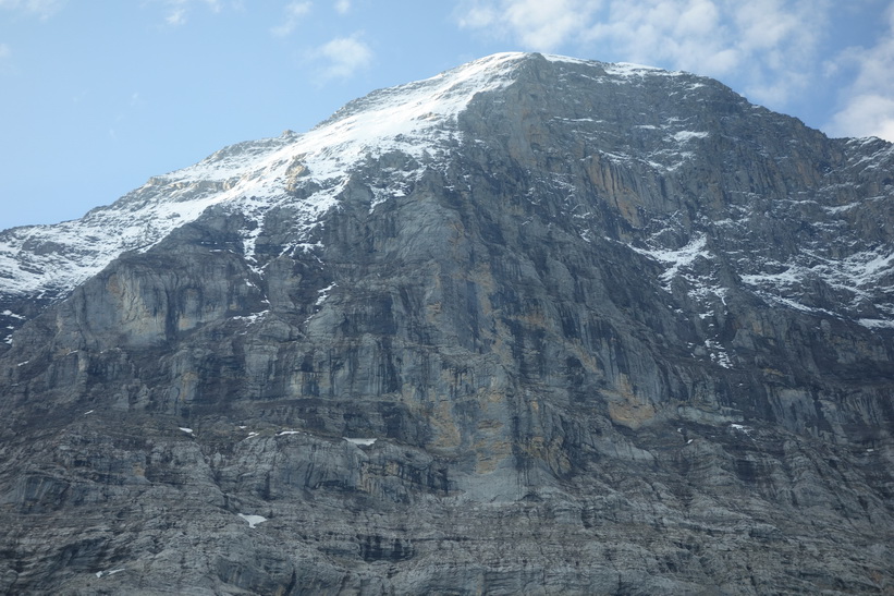 Eigers mäktiga nordvägg i sikte från tågfönstret längs Wengernalpbahn.