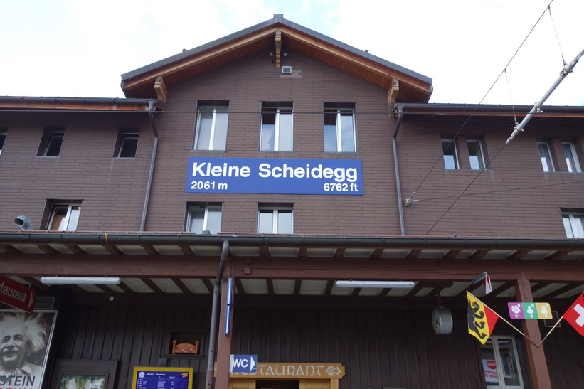 Framme vid station Kleine Scheidegg och byte till tåg längs Jungfraubahn med station Jungfraujoch som mål.