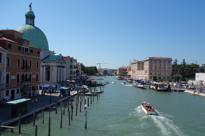 Canal Grande med katolska kyrkan San Simeone Piccolo till vänster i bild, Venedig.